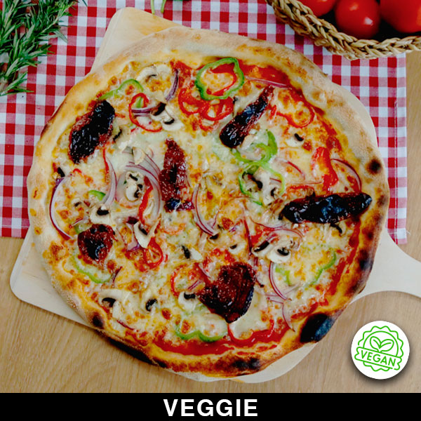Salsa de tomate, mozzarella vegana, cebolla, tomate seco, champiñones, pimiento verde y pimiento rojo